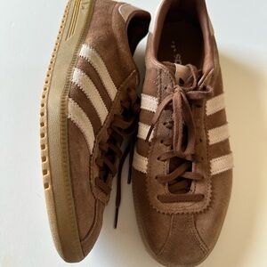 Adidas Originals Bermuda Sneakers in Brown with Pink